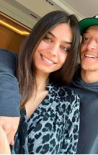 Amine Gülşe'den eşi Mesut Özil'e tesbih hediyesi... Ay-yıldız detayı dikkat çekti