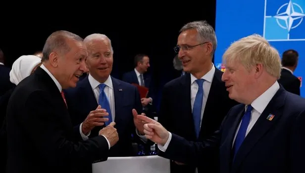 NATO zirvesinde aile fotoğrafı! Liderler bir arada! Yoğun diplomasi, dikkat çeken kareler...