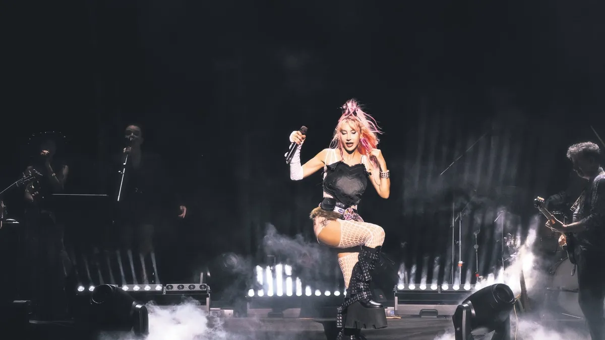Hande Yener'den sıra dışı sahne! Tarzı ve performansıyla geceye damga vurdu