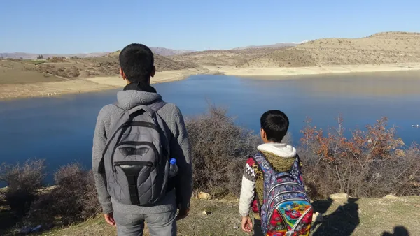 bu-ogrencilerin-servisi-kayik-3-kardes-her-sabah-25-dakika-yolculuk-yapiyor-1638864075201.jpg Bu öğrencilerin servisi kayık! 3 kardeş her sabah 25 dakika yolculuk yapıyor-5