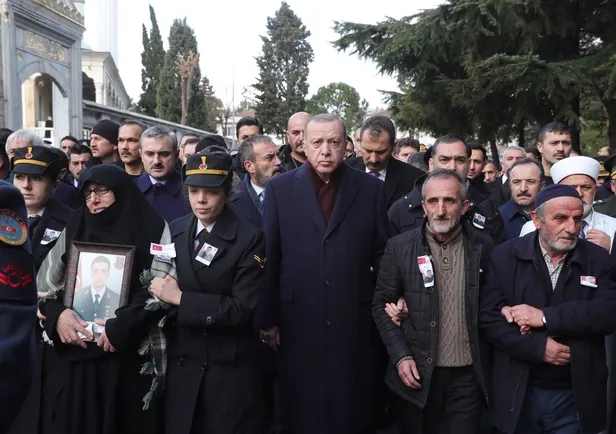 Son dakika: Başkan Erdoğan şehit Cihan Erat için düzenlenen cenaze törenine katıldı-1