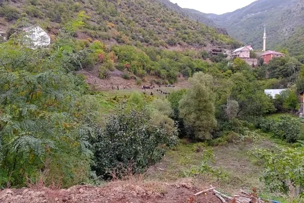 100-metreden-ucuruma-yuvarlanan-otomobil-hurdaya-dondu-3-olu-1666183953932.jpg 100 metreden uçuruma yuvarlanan otomobil hurdaya döndü: 3 ölü-2