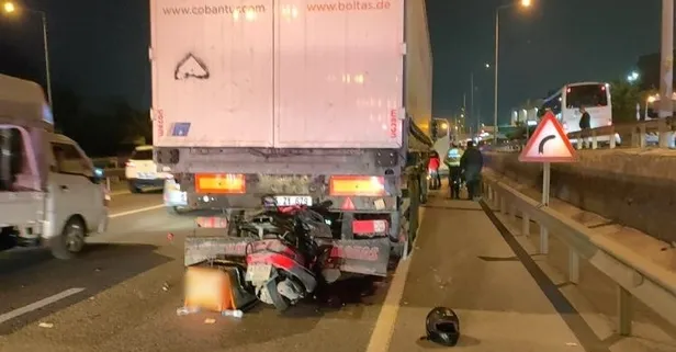 Motosiklet duran tıra çarptı: Motokurye hayatını kaybetti