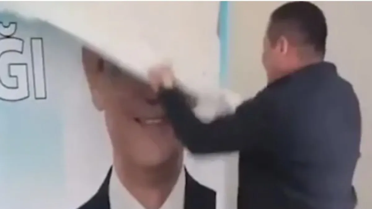 CHP Düzce İl Başkanlığı'nda olaylı gün! Özel ve İmamoğlu'nun pankartları yırtıldı