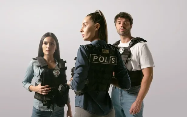 husnu-coban-ve-mesut-komiserin-cenazesinin-kalktigi-arka-sokaklar-dizisiyle-ilgili-flas-karar-5-yeni-oyuncuyla-1660059212145.jpg 5 yeni oyuncuyla yollarına devam edecek! Arka Sokaklar dizisiyle ilgili flaş karar! Hüsnü Çoban ve Mesut Komiser'den sonra...-3