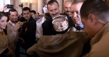 Başkan Erdoğan’a ‘Reis’ diye seslenerek sarıldı! Aralarında geçen diyalog gülümsetti