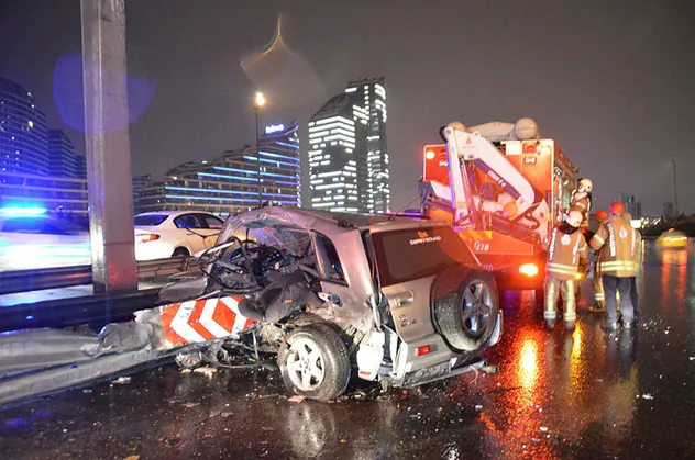 TEM'de feci kaza! Bariyerlere ok gibi saplandı