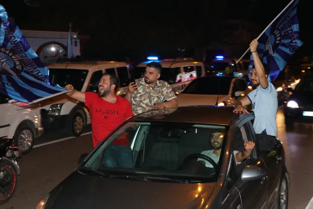 Adana Demirspor ikinciliğe yükseldi, sosyal mesafe unutuldu-1
