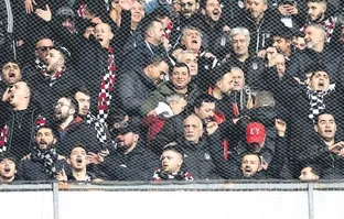 Beşiktaş Başkanı Adalı protokolü bıraktı, tribüne geçti