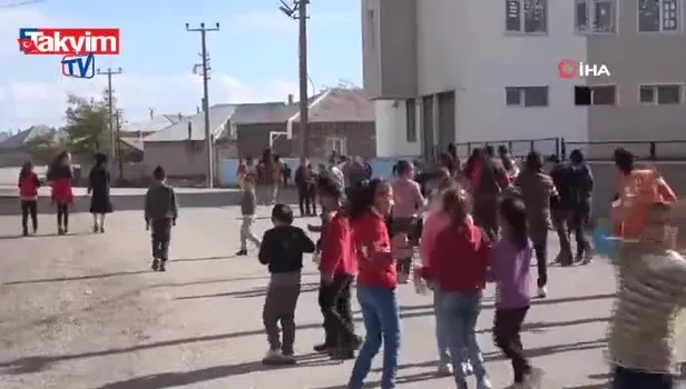 Bitlis Adilcevaz'da korku hakim: Başıboş köpekler cirit atıyor