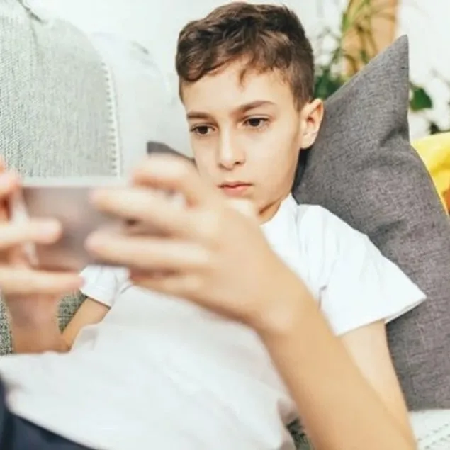 Skolyozun nedeni cep telefonu