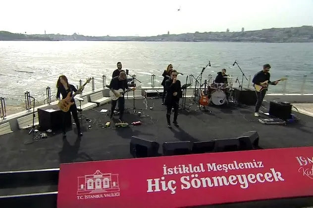 Ünlü sanatçı Emre Aydın, Kız Kulesi'nde 19 Mayıs'a özel konser verdi