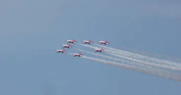 İstanbul Boğazında nefes kesen anlar! Uçaklar tek tek havalandı | TEKNOFEST öncesi gösteri uçuşu