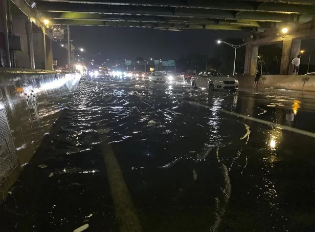 New York ve New Jersey'de acil durum ilan edildi! Metro istasyonları ve havalimanı sele teslim-5