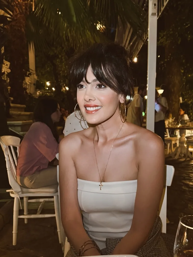 studyoda-panik-burcu-binici-canli-yayinda-bayildi-bilinmeyen-hastaligi-ortaya-cikti-iste-son-saglik-durumu-1756792323377.jpg Kaynak: Sosyal medya