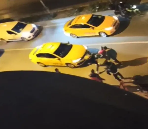 istanbulda-taksici-teroru-esenyurtta-taksiciler-afrika-uyruklu-bir-kisiyi-aralarina-alip-dovduler-1639131118658.jpg İstanbul'da taksici terörü! Esenyurt'ta taksiciler Afrika uyruklu bir kişiyi aralarına alıp dövdüler-4