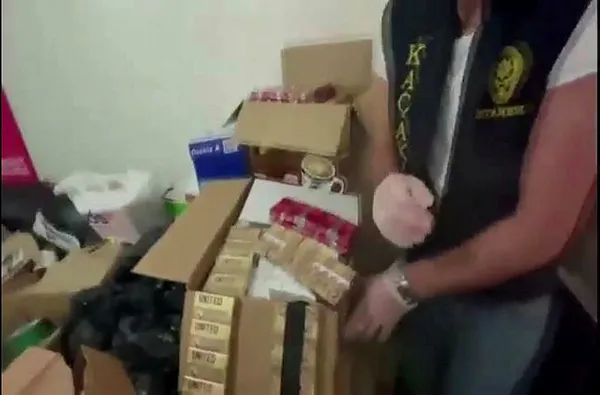 İstanbul Küçükmekmece'de otobüs firmasına kaçak sigara operasyonu-1