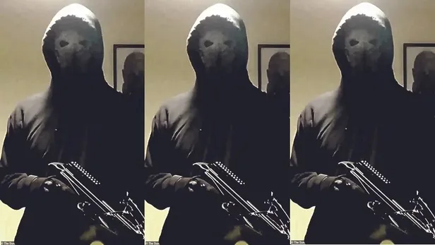 ingilterede-kralice-ikinci-elizabethin-noeli-gecirdigi-windsor-kalesinde-silahla-yakalanan-sahistan-soke-eden-video-1640634156747.jpeg II. Elizabeth'in Noel'i geçirdiği Windsor Kalesi'nde silahla yakalanan şahıstan şoke eden video-8