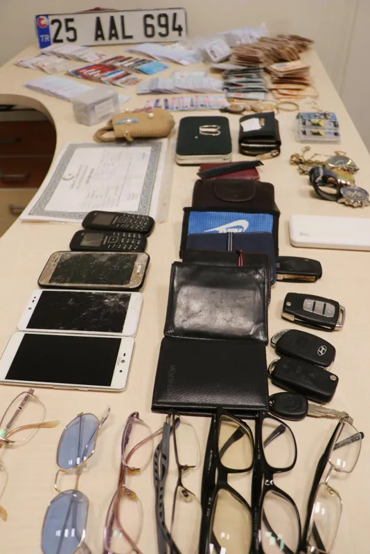 erzurum-sehir-hastanesinde-unutulanlar-sahiplerini-bekliyor-plaka-ve-kalp-pili-de-var-1645706048253.jpg Erzurum Şehir Hastanesi'nde unutulanlar sahiplerini bekliyor! Plaka ve kalp pili de var-6