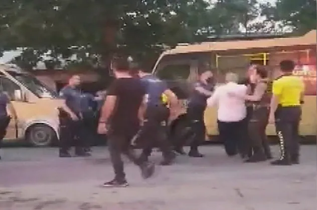 İstanbul'da çocuklar arasında başlayan kavgaya aileler de karıştı! Ortalık savaş alanına döndü