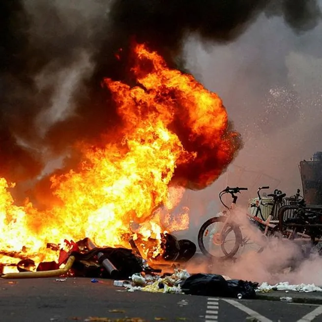 Terör örgütü PKK yanlıları Parisi savaş alanına çevirdi! Türkiyedeki siyasi ayak HDP iftiraya başladı