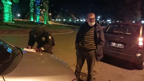sokaga-cikma-kisitlamasini-ihlal-eden-sarhostan-polise-tehdit-alayinizi-bulacagim-1612216680820.jpg Sokağa çıkma kısıtlamasını ihlal eden sarhoştan polise tehdit: Alayınızı bulacağım-4