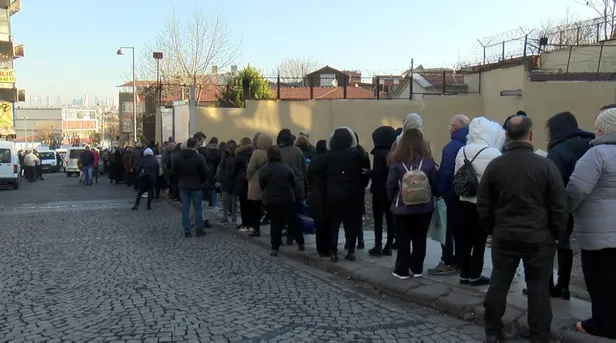 İstanbul'da 'Ayın Biri' kuyruğu! Metrelerce uzadı-5