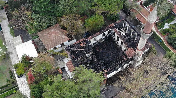 son-dakika-tarihi-vanikoy-camiinde-cikan-yangina-iliskin-bilirkisi-raporu-tamamlandi-iste-yanginin-cikis-nedeni-1607434164105.jpg