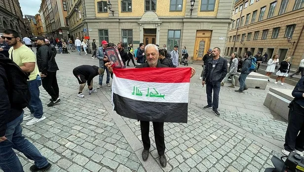 isvecte-yeni-skandal-irak-asilli-salwan-momikanin-perlemento-disinda-kuran-kerim-yakmasina-goz-yumdular-1690820153415.jpeg İsveç'te yeni skandal! Salwan Momika'nın parlamento dışında Kur'an- Kerim yakmasına yine göz yumdular-4