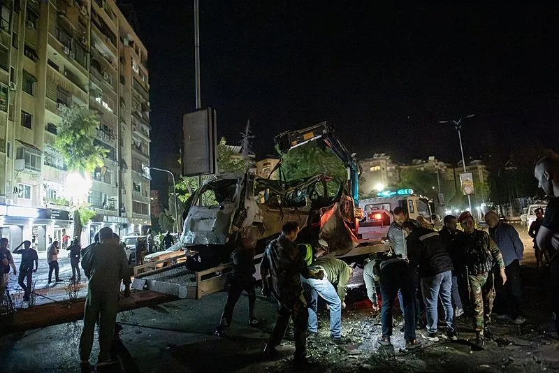 İsrail güçleri, Suriye'nin başkenti Şam'ın Mezze bölgesindeki birden fazla askeri noktaya hava saldırısı düzenledi. Düzenlenen saldırı sonucu bazı araç ve iş yerleri hasar gördü. (AA)