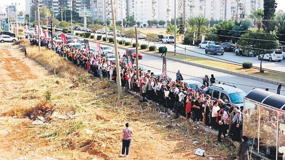 Mersin'de kuyruklu açılış: Züccaciye indiriminde uzun sıralar oluştu