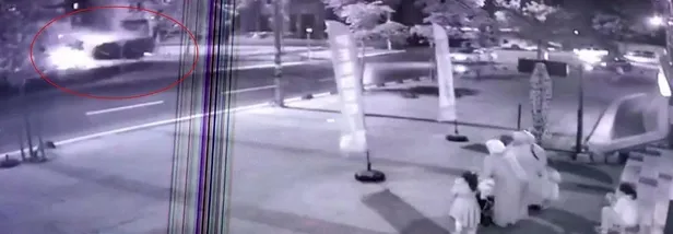 Sancaktepe'de otomobil kaldırıma uçtu, yayaların arasına daldı: Yaralılar var-1
