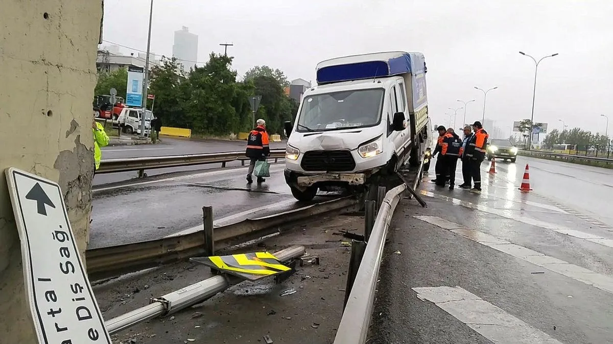 Kartal'da kamyonet bariyere ok gibi saplandı! İnceleme başlatıldı