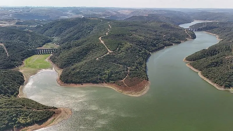 İstanbul'un barajlarında doluluk oranı yüzde 50'nin altına düştü! Sular çekildi Alibey Barajı havadan görüntülendi-5