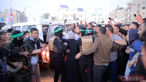 Tarihi esir takası tarihi kareler! İsrailli rehineler Hamaslılara el sallayıp veda etti... Siyonist işgalciler ise Filistinlilere saldırdı - 48