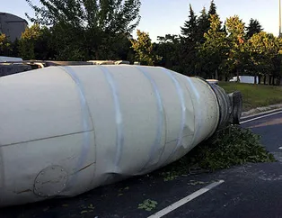Feci kaza! Kontrolden çıkan beton mikseri devrildi