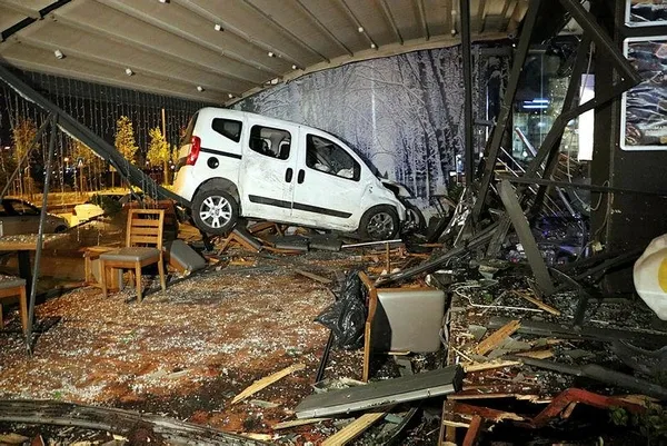Son dakika: Başkentte otomobil kafeye girdi: 1 yaralı-3