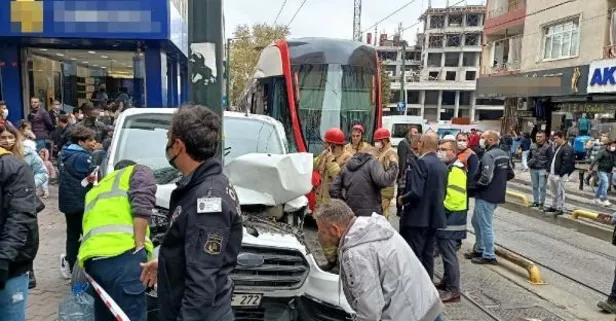 Zeytinburnu'nda tramvay kazası! Panelvanla çarpıştı