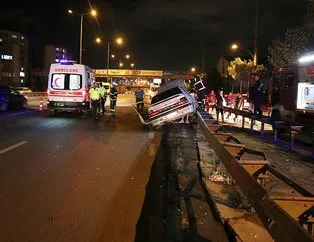 Önce işçi minibüsüne çarptı ardından bariyerlere girdi