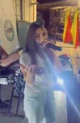 renate-bardan-soykirim-ordusuna-ozel-konser-siyonist-sarkici-yahya-sinwar-ve-gazzenin-tamami-olecek-diye-hayki-1701352365214.jpeg Renate Bar’dan soykırım ordusuna özel konser: Siyonist şarkıcı ‘Yahya Sinwar ve Gazze’nin tamamı ölecek’ diye haykırırken Paris’te Filistin bayrağı açan Melanie Martinez’in mikrofonu kapatıldı-1