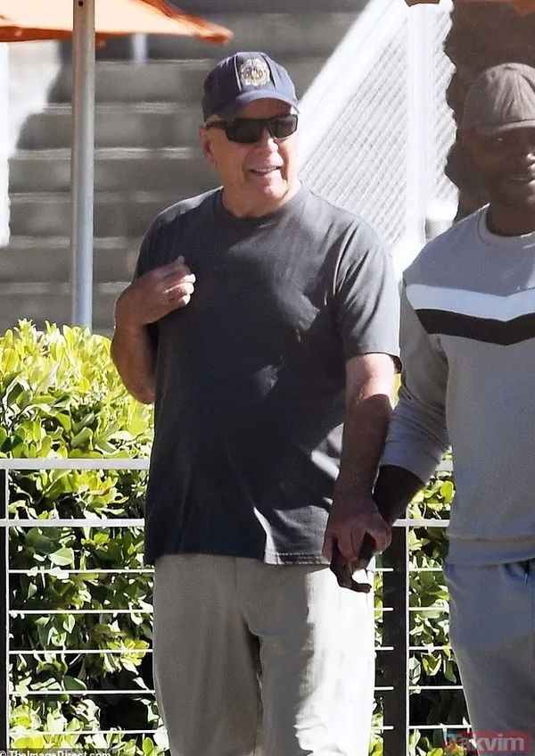 Aksiyon filmlerinin yıldızı Bruce Willis’in son hali hayranlarını üzdü! Bakıcısının elini tutmadan yürüyemiyor - 2