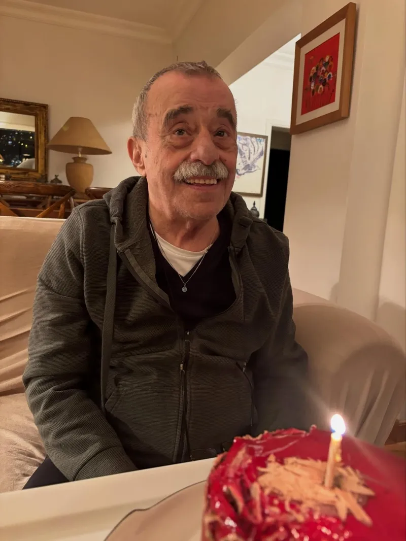 sevket-altug-son-haliyle-sasirtti-super-baba-83-yasinda-1773484821532.jpg Yeşilçam’ın yıldızı ekranların Süper Baba’sı! Şevket Altuğ doğum gününde ortaya çıktı! İşte 83'lük efsanenin son hali...-4