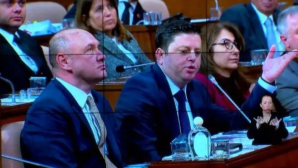 chpye-soguk-dus-mehmet-ali-tuy-ibb-meclis-toplantisinda-partisini-elestirdi-ak-partili-belediye-baskanlarini-v-1704986496703.jpeg CHP'li meclis üyesi partisini bombaladı! AK Parti ve Başkan Erdoğan'a övgüler yağdırdı: "Her şeye zamanında yetiştiler"-5