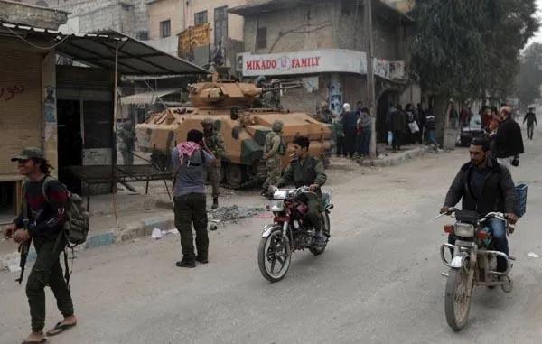 Türk askeri geçerken Afrinliler kurban kesti-1