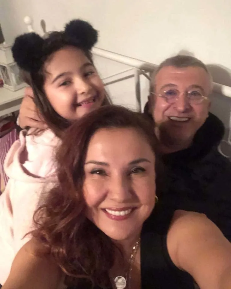 huseyin-avni-danyaldan-esine-siirli-kutlama-15-yillik-mutlulugun-ikna-dolu-hikayesi-1772712832771.jpg Hüseyin Avni Danyal’dan eşine şiirli kutlama! 15 yıllık mutluluğun ikna dolu hikayesi!-3