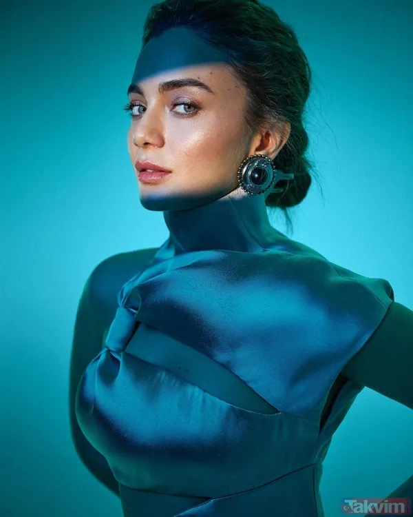 Aziz’in Dilruba’sı Damla Sönmez derin yırtmacıyla paylaştı! Hem pozu hem bacak dekoltesi dikkat çekti "O nasıl bir duruş?" - 3