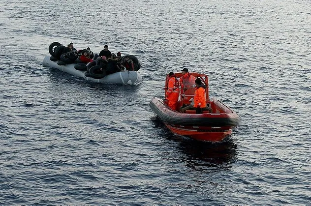 Son dakika: Yunan güvenlik güçlerinin "düzensiz göçmen teknesi"ne ateş açtığı iddia edildi