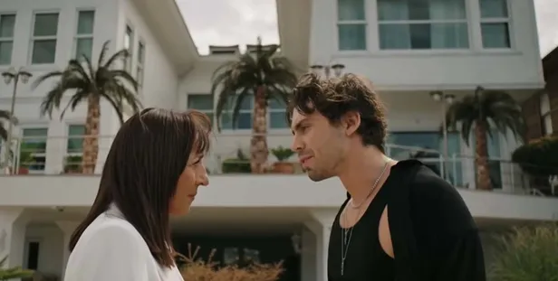 yali-capkininda-kaya-geldigine-gelecegine-bin-pisman-oldu-feritle-yumruk-yumruga-kavga-etti-ne-anlatti-karim-s-1695108035488.jpg Yalı Çapkını'nda kan gövdeyi götürdü! Ferit'in yumruğu yalıyı inletti! Halis ağa bu kez ölecek! Kaya nakavt oldu-3