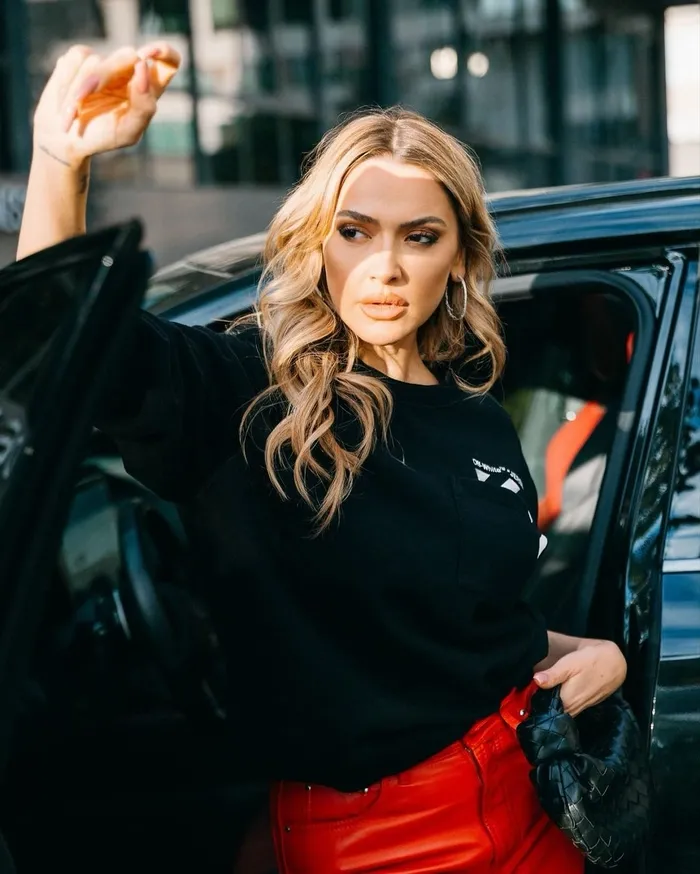 hadise-temizlik-paspasiyla-direk-dansi-yapti-gorenler-neye-ugradigini-sasirdi-tepkiler-cig-gibi-hepten-zivanad-1705992250792.jpg
