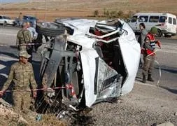 Takım otobüsü devrildi: 1 ölü